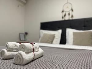 uma pilha de toalhas sentadas em cima de uma cama em Central Studio Apartments em Tirana