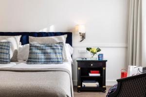 A bed or beds in a room at Emperador