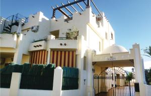 Biały budynek z płotem przed nim w obiekcie Cozy Home In Nerja With Wifi w mieście Nerja