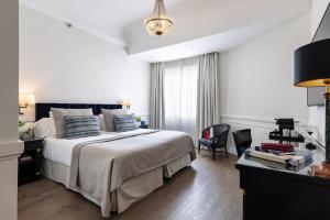 A bed or beds in a room at Emperador