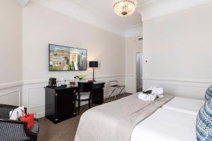 A bed or beds in a room at Emperador
