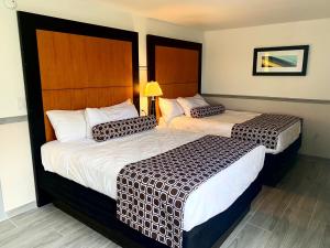 um quarto de hotel com duas camas e um candeeiro em Sand Castle Motel em Daytona Beach Shores