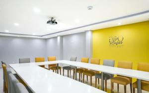 una sala conferenze con tavoli e sedie bianchi di Hotel City Bog Expo Museo a Bogotá