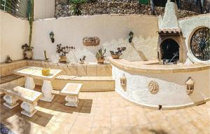 un patio al aire libre con mesa y chimenea en Urb Maryvilla, en La Canuta