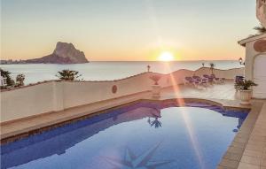 una piscina con vista al mar en Urb Maryvilla, en La Canuta