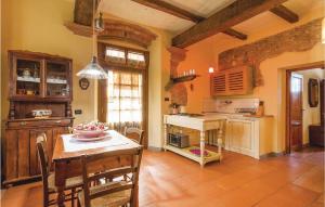 RinecchiにあるCantagrilli 2のキッチン(木製テーブル、テーブル、椅子付)
