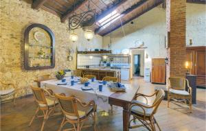 cocina con mesa y sillas en una habitación en Il Casale Del Vino, en Barbarano Vicentino