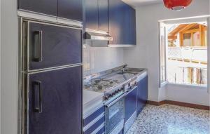 una cucina con armadi blu e un piano cottura con forno di Baidoni Secondo Piano a Ponte Caffaro