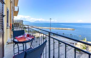 einen Balkon mit einem Tisch, Stühlen und Meerblick in der Unterkunft La Casa Sul Mare in Trappeto