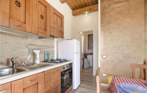eine Küche mit Holzschränken und einem weißen Kühlschrank in der Unterkunft Relax Vacanze Il Mandarino in Castellabate