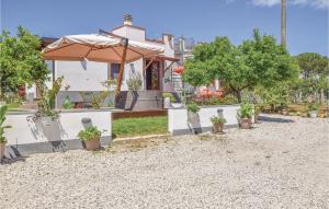 ein Haus mit Regenschirm und Topfpflanzen in der Unterkunft Relax Vacanze Il Mandarino in Castellabate