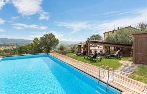 einen Pool mit Holzterrasse und ein Haus in der Unterkunft Nice Apartment In Citt Di Castello Pg With 4 Bedrooms, Wifi And Outdoor Swimming Pool in Lerchi