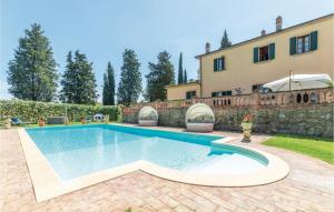 a swimming pool in front of a house at Cinque Querci, Lucignano in Lucignano