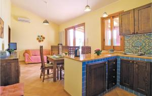 - une cuisine avec un comptoir et une table dans une pièce dans l'établissement Villa Anna, à Menfi