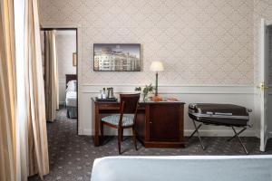 A bed or beds in a room at Emperador