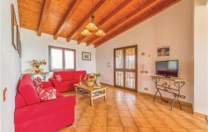 - un salon avec des canapés rouges et une télévision dans l'établissement La Casa Sul Lago, à Sambuca di Sicilia