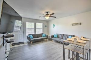 Χώρος καθιστικού στο Sunny Bay St Louis Retreat with River Access!