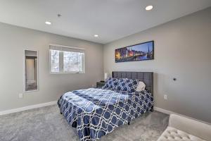 ボイジーにあるChic Boise Abode Walk to Bars and Restaurants!の青い掛け布団が敷かれたベッドのある寝室