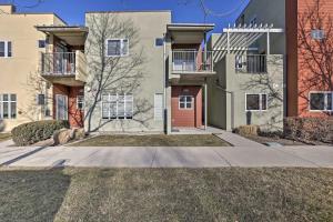 ボイジーにあるChic Boise Abode Walk to Bars and Restaurants!の赤いドア付きの大きなアパートメントビル