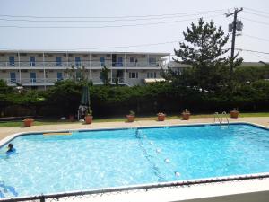 a large swimming pool in front of a building at Royal Atlantic Beach Resort in Montauk +50 photos