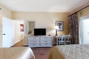 Μια τηλεόραση ή/και κέντρο ψυχαγωγίας στο Amelia Island Plantation Condo with Side Ocean View, Balcony, WiFi & Shared Pool