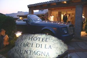 un camión azul estacionado frente a un hotel lucida muncaza en Hotel Luci di la Muntagna en Porto Cervo