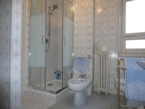 y baño con ducha, aseo y lavamanos. en Le Stanze del Notaio, en Génova