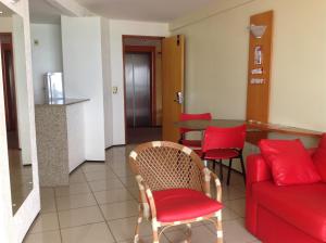 sala de estar con sofá rojo y mesa en Flats Praia Mansa, en Fortaleza