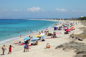 un grupo de personas en una playa con el océano en Kydonies Villas, en Lefkada
