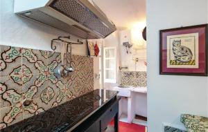 a kitchen with a counter top and a sink at Golfopoeti in Fiascherino