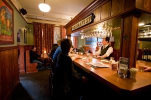 un groupe de personnes assises dans un bar d'un pub dans l'établissement McMenamins Edgefield, à Troutdale