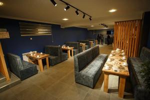 - une salle à manger avec des tables, des canapés et des chaises dans l'établissement THE TIME HOTEL, à Tachkent
