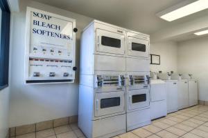 un laboratorio con electrodomésticos blancos en una pared en Motel 6-Stanton, CA en Stanton