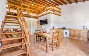 een keuken en een eetkamer met een tafel en een stapelbed bij Nice Home In Arahal With Outdoor Swimming Pool in El Arahal