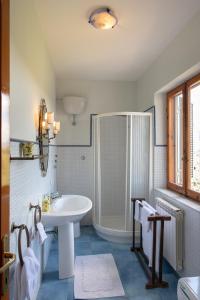 a bathroom with a sink and a shower at Villa Raniero Gatti in San Michele in Teverina