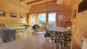 een woonkamer met een groene bank en een tafel bij Podbucznik 3 Leskowiec in Targoszów