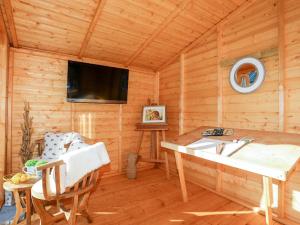 a room with a sink in a log cabin at Dolwar in Amlwch