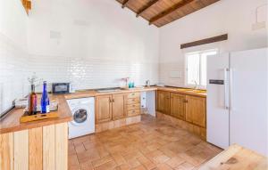Η κουζίνα ή μικρή κουζίνα στο Beautiful Home In Arahal
