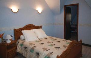 a bedroom with a bed and a mirror at 4 Bedroom Cozy Home In Yvias in Yvias