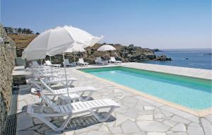 สระว่ายน้ำที่อยู่ใกล้ ๆ หรือใน Amazing Home In Ampela, Syros With House Sea View