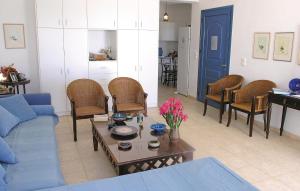 พื้นที่นั่งเล่นของ Amazing Home In Ampela, Syros With House Sea View