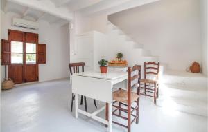 uma cozinha branca com uma mesa e cadeiras brancas em Awesome Apartment In Altea With Wifi em Altea