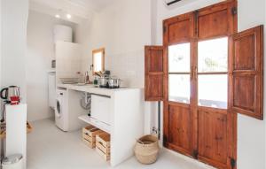 A kitchen or kitchenette at 1 Bedroom Cozy Apartment In Altea