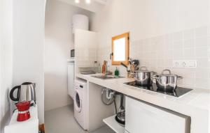 A kitchen or kitchenette at 1 Bedroom Cozy Apartment In Altea Még 14 kép