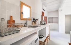 A kitchen or kitchenette at 1 Bedroom Cozy Apartment In Altea
