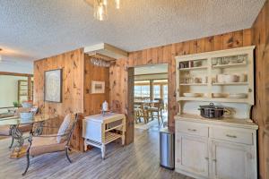cocina y comedor con paredes de madera y mesa en Fish House with Deck, Fire Pit and River Views, en Cotter