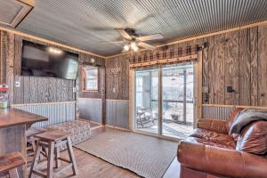 sala de estar con sofá y ventilador de techo en Rustic Retreat - Steps to Pomme De Terre Lake, 