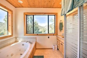 Koupelna v ubytování Luxe Escape with Decks, Mtn Views, Game Room!