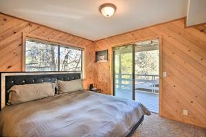 Postel nebo postele na pokoji v ubytování Luxe Escape with Decks, Mtn Views, Game Room!