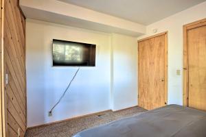 TV a/nebo společenská místnost v ubytování Luxe Escape with Decks, Mtn Views, Game Room!